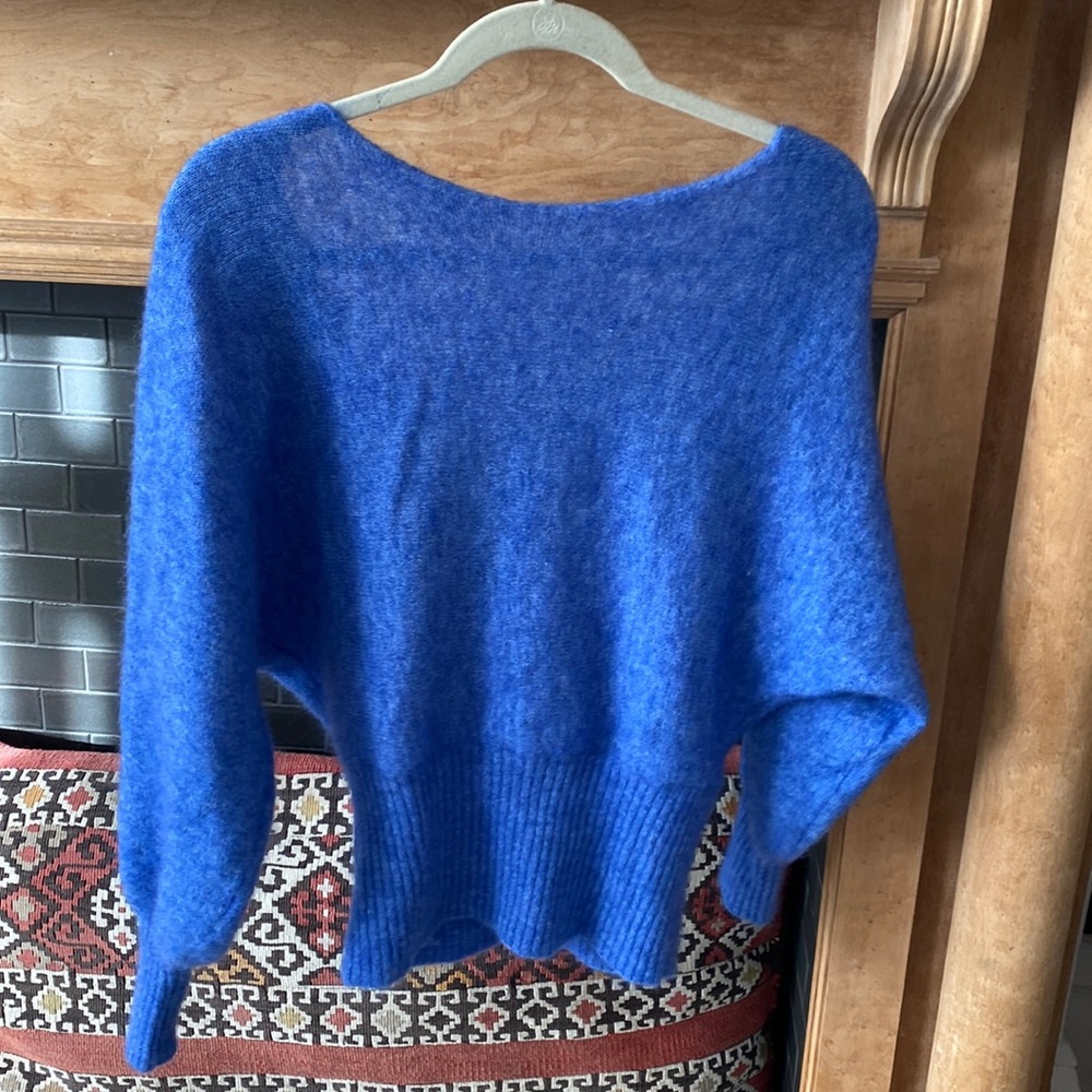 Like new Sézane jumper. Can wear with the v neck in front or back